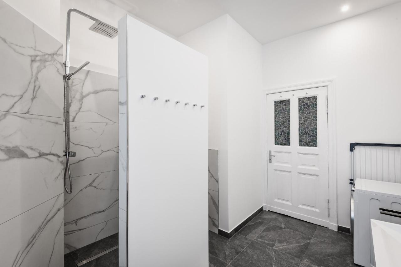 Riesiges Apartment Nahe Kudamm Sehr Schoner Altbau 123M2 Gross 12 Gaste Berlin Kültér fotó